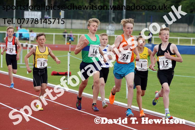 Under-13 boys 800 metres. Photo: David T. Hewitson/Sports for All Pics